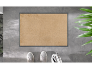 sandfarbene Fußmatte auf dem Fußboden