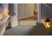 sandfarbene Fußmatte vor dem Eingang