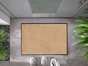 sandfarbene Fußmatte vor dem Eingang