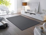 dunkelgraue Fußmatte im Wohnzimmer
