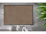 Taupefarbene Fußmatte auf dem Fußboden