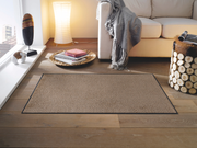 Taupefarbene Fußmatte im Wohnzimmer