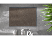 Fußmatte in Braun auf dem Fußboden