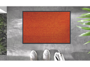 Fußmatte in Orange auf dem Fußboden
