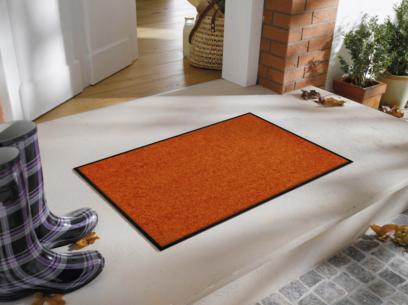 Fußmatte in kräftigem Orange vor der Tür