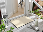 Fußmatte in beige vor der Tür