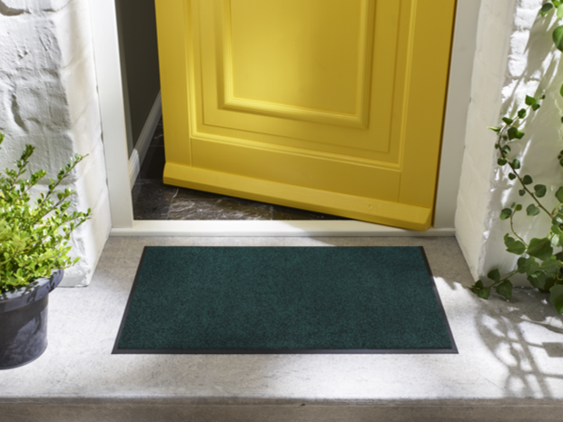 wash+dry Monocolour Fußmatte in Farbe "Deep Jungle" vor der Tür