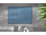 Fußmatte in Blau auf dem Boden