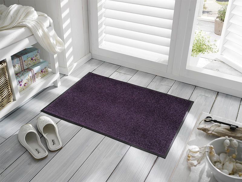 Fußmatte in Violett im Eingangsbereich