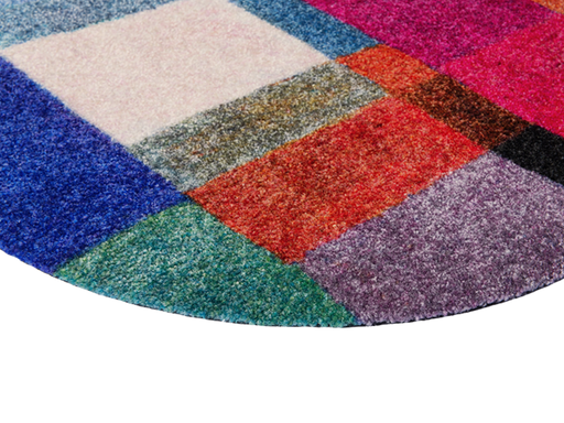 Eckansicht der ovalförmigen Fußmatte mit bunten Rechtecken