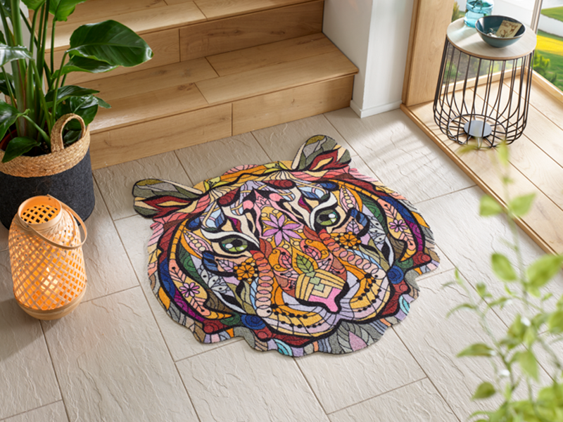Fußmatte mit buntem Mandala-Tiger vor der Treppe