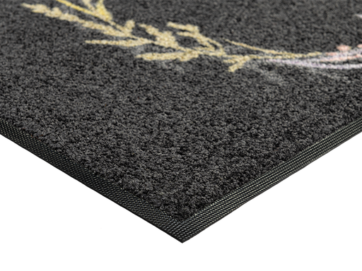 Eckansicht der Fußmatte mit Trockenblumen im Kreis