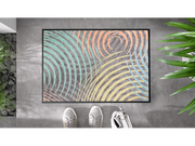 Fußmatte mit bunten Kreisformen auf dem Boden