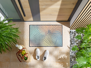 Fußmatte mit bunten Kreisformen vor der Haustür