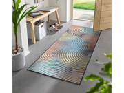 Läufer mit bunten Kreisformen vor der Eingangstür