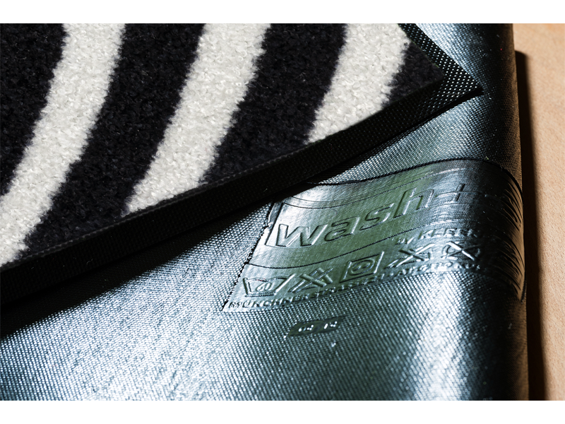 Rückenansicht der Fußmatte mit Herz in 3D Optik