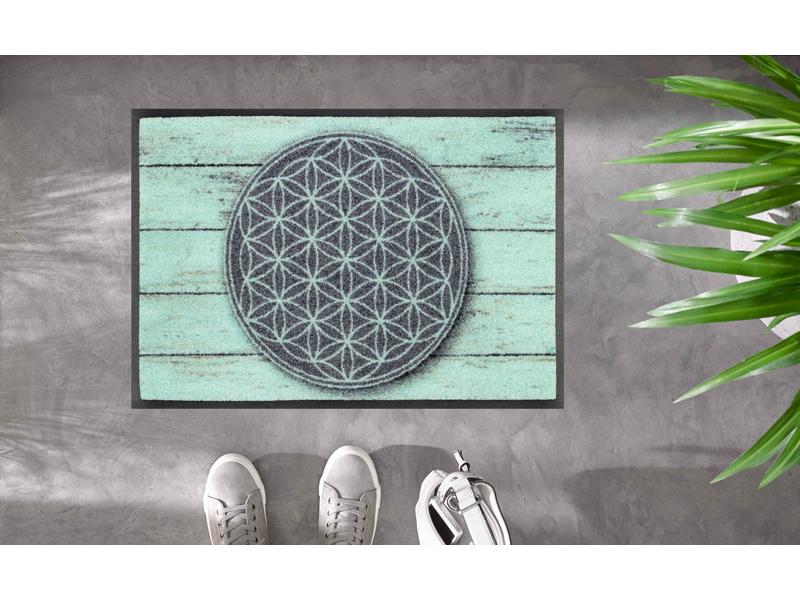 hell-türkise Fußmatte mit rundem "Blume des Lebens" Motiv auf dem Fußboden