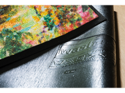 Rückenansicht der Fußmatte mit bunter Gartenlandschaft