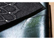 Rückenansicht der Fußmatte mit rosa weißem Mandala auf dunkelgrauem Hintergrund