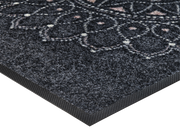 Eckansicht der Fußmatte mit rosa weißem Mandala auf dunkelgrauem Hintergrund