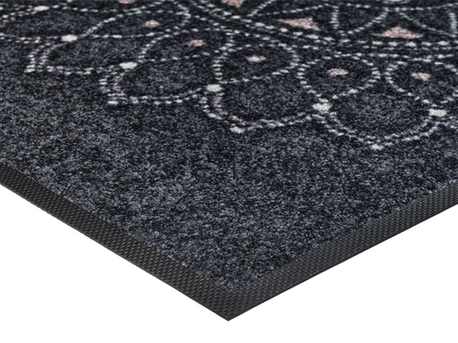 Eckansicht der Fußmatte mit rosa weißem Mandala auf dunkelgrauem Hintergrund