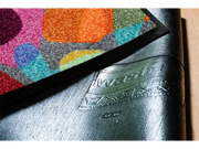 Rückenansicht der Fußmatte mit bunten Formen