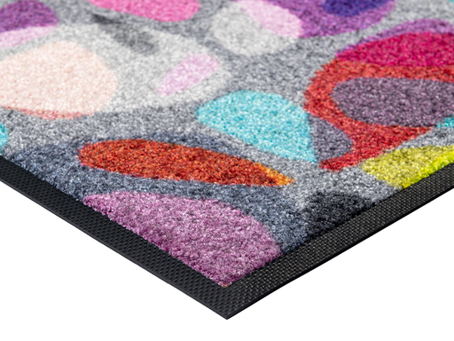 Eckansicht der Fußmatte mit bunten Formen