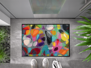 Fußmatte mit bunten Formen vor der Tür