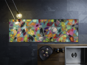 Fußmatte mit bunten Formen in der Küche