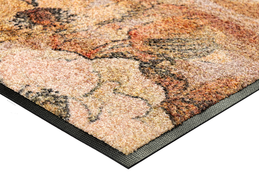 Eckansicht der Fußmatte mit rot-braunen Blüten