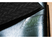 Rückenansicht der Fußmatte in schwarz dezent gemustert