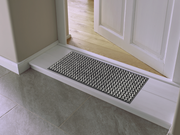 Fußmatte in schwarz/weiß dezent gemustert vor der Tür