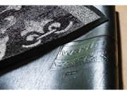 Rückenansicht der halbrunde Fußmatte in grau mit Ornamenten