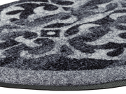 Eckansicht der halbrunde Fußmatte in grau mit Ornamenten