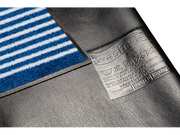 Rückenansicht der Fußmatte in Blau mit Segelboot und Wellen