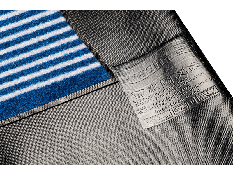 Rückenansicht der Fußmatte in Blau mit Segelboot und Wellen