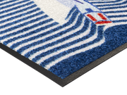 Eckansicht der Fußmatte in Blau mit Segelboot und Wellen