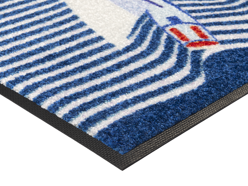 Eckansicht der Fußmatte in Blau mit Segelboot und Wellen