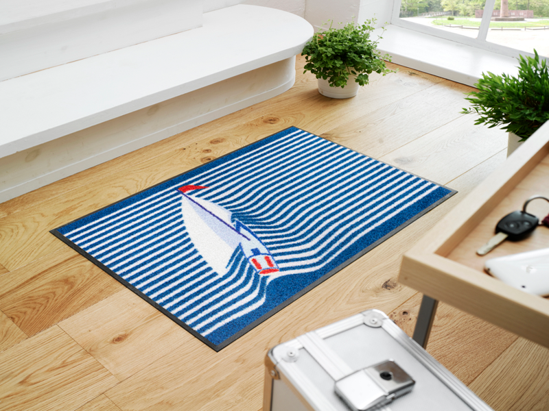 Fußmatte in Blau mit Segelboot und Wellen im Garderobenbereich