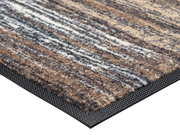 Eckansicht der Fußmatte mit Muster in Brauntönen