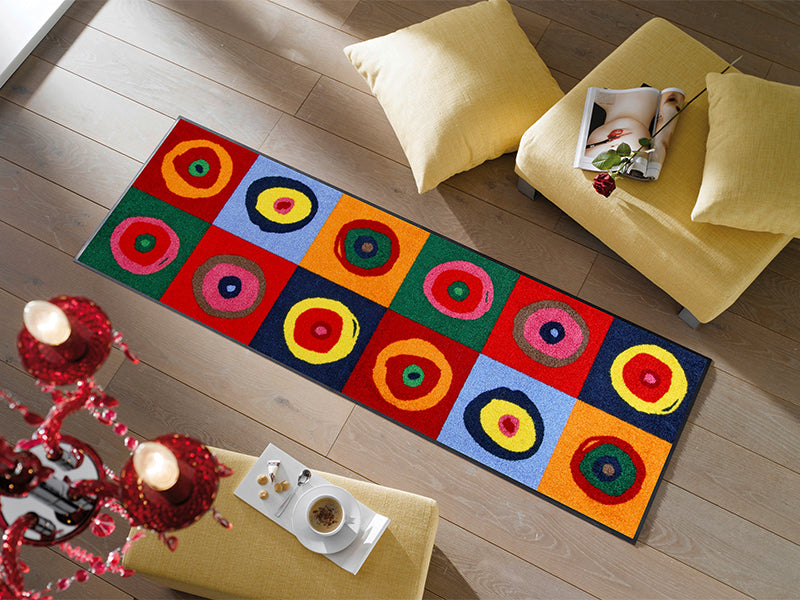 Fußmatte mit runden Kreisen in bunten Farben im Wohnzimmer