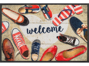Fußmatte mit Schuhen und Schrift "welcome"
