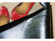 Rückenansicht der Fußmatte mit Schuhen und Schrift "welcome"