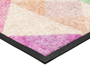 Eckansicht der Fußmatte mit bunten Dreiecken