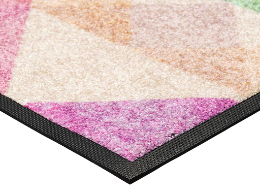 Eckansicht der Fußmatte mit bunten Dreiecken