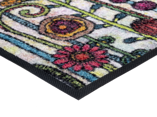 Eckansicht der Fußmatte mit gemalenen Blumenmotiven