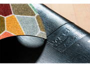 Rückenansicht der Fußmatte mit buntem Kachelmuster