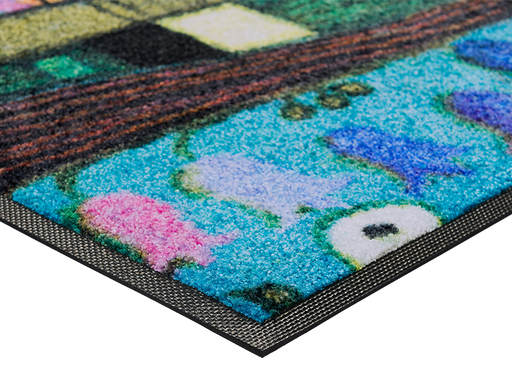 Eckansicht der Fußmatte mit gemalener bunter Stadt