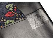 Rückenansicht der Fußmatte in grau mit buntem floralen Ornamenten