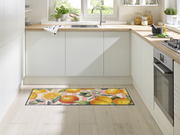 Läufer mit Zitronen und Orangen in der Küche